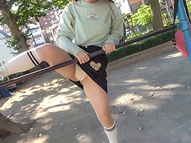 なかだC組 （18） ねぇ、おじさんと遊ばない？ 近所の公園で出会った鬼ロ●中出しガール　サンプル画像02